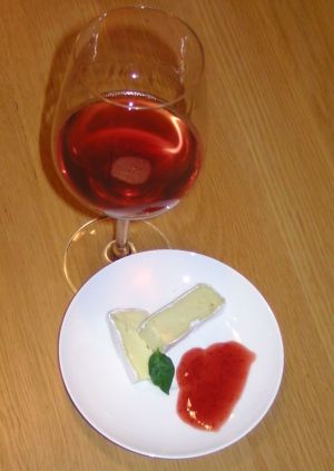 Erdbeerwein Social Wine Camembert Brie Marmelade